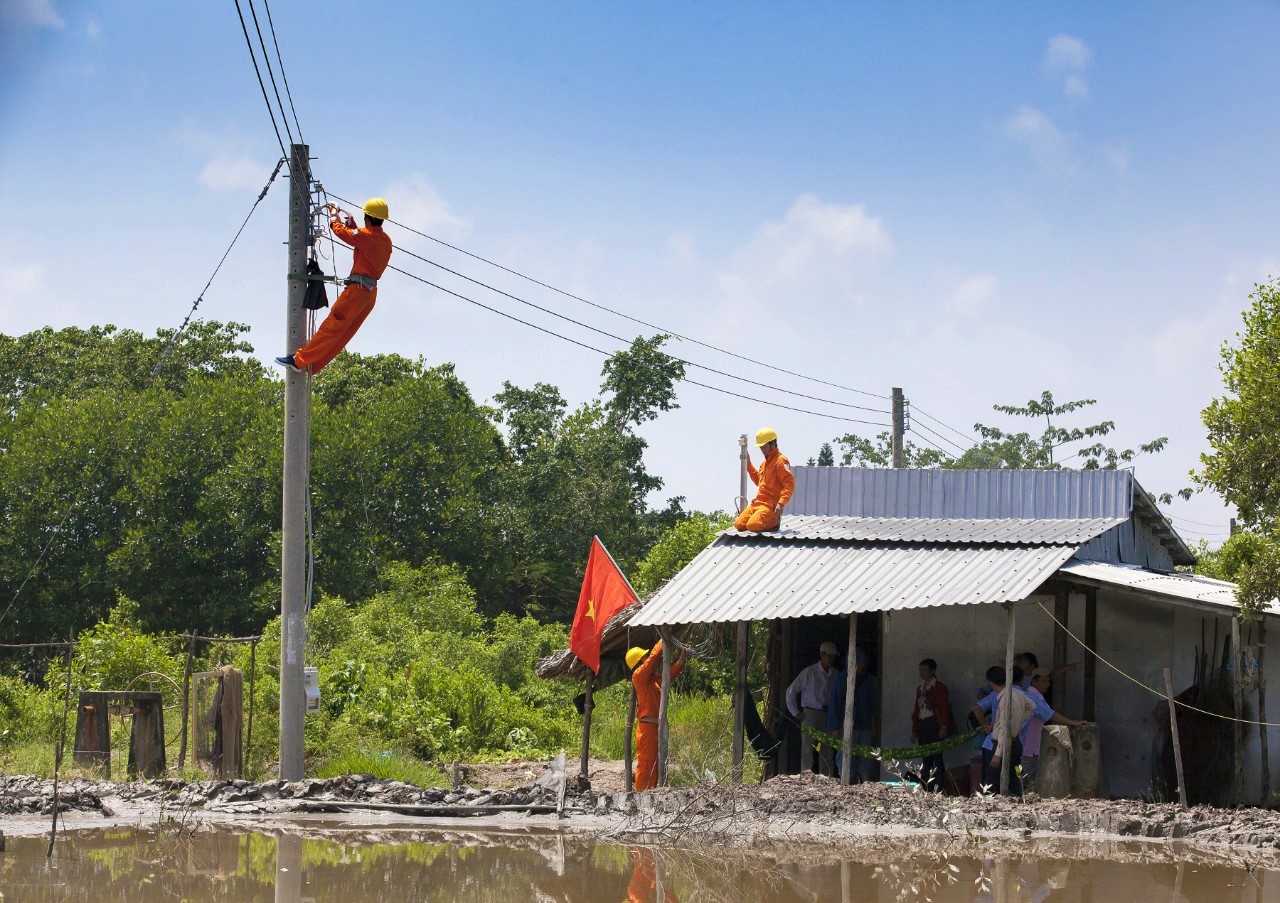 EVNSPC đồng hành cùng khách hàng vượt khó