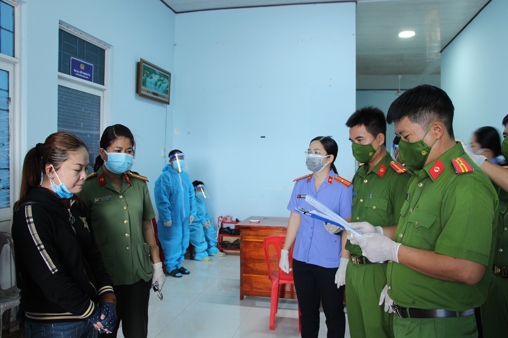 Bí mật bên trong và xung quanh căn nhà thu mua xoài gắn nhiều camera