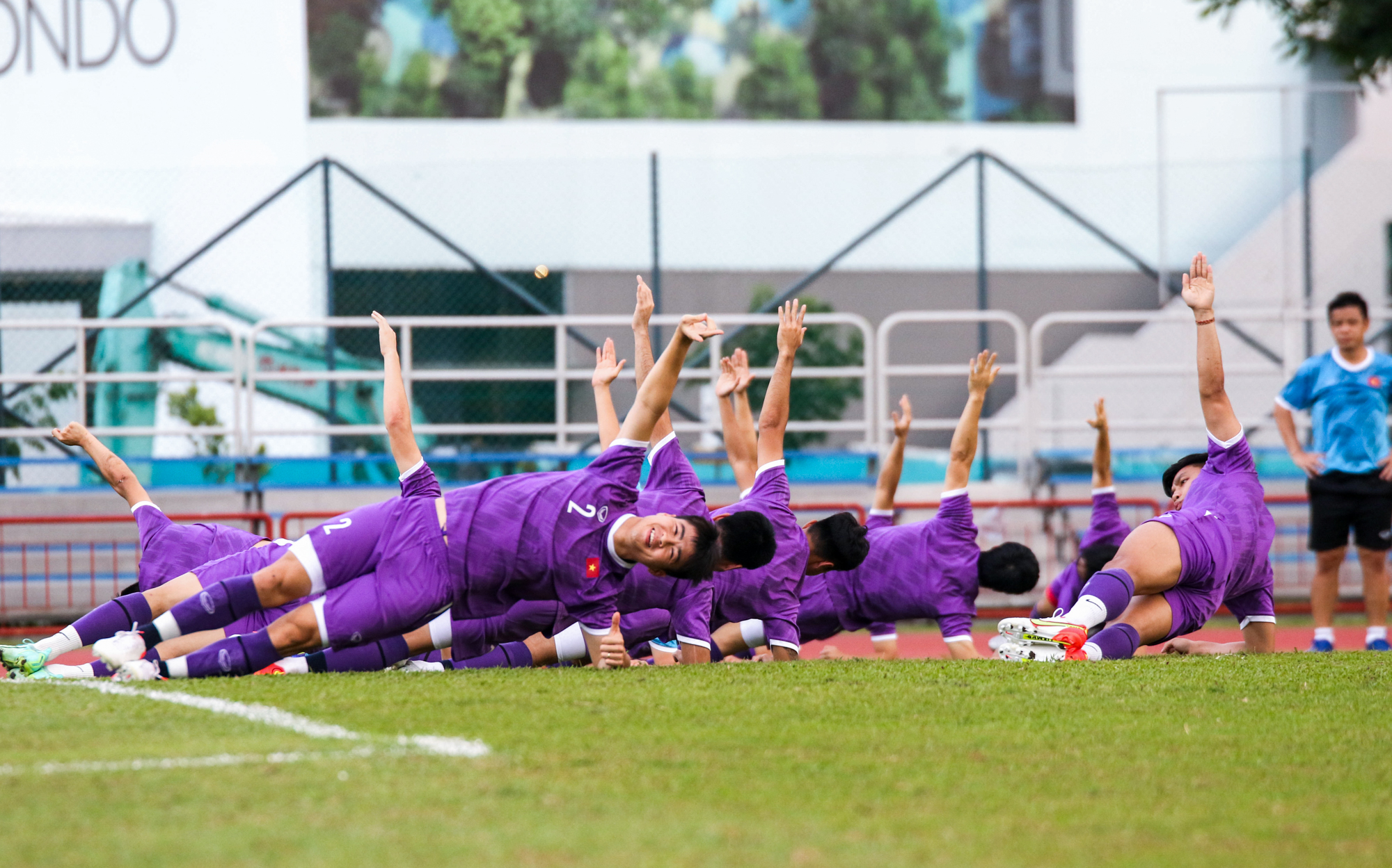 CLIP: Thầy Park l&agrave;m g&igrave; để gi&agrave;nh chiến thắng trước Campuchia ở AFF Cup 2020? - Ảnh 3.