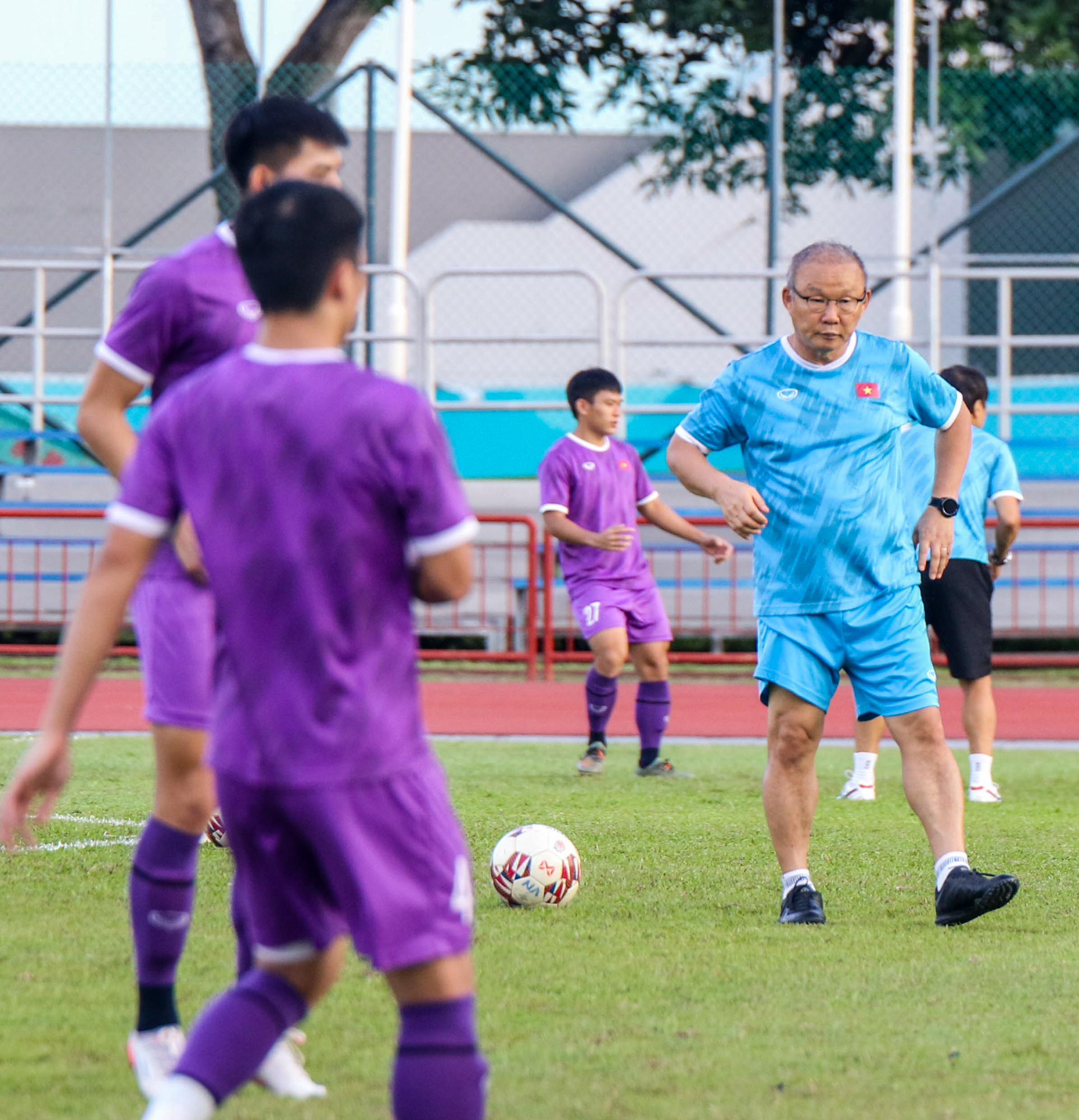 CLIP: Thầy Park l&agrave;m g&igrave; để gi&agrave;nh chiến thắng trước Campuchia ở AFF Cup 2020? - Ảnh 4.