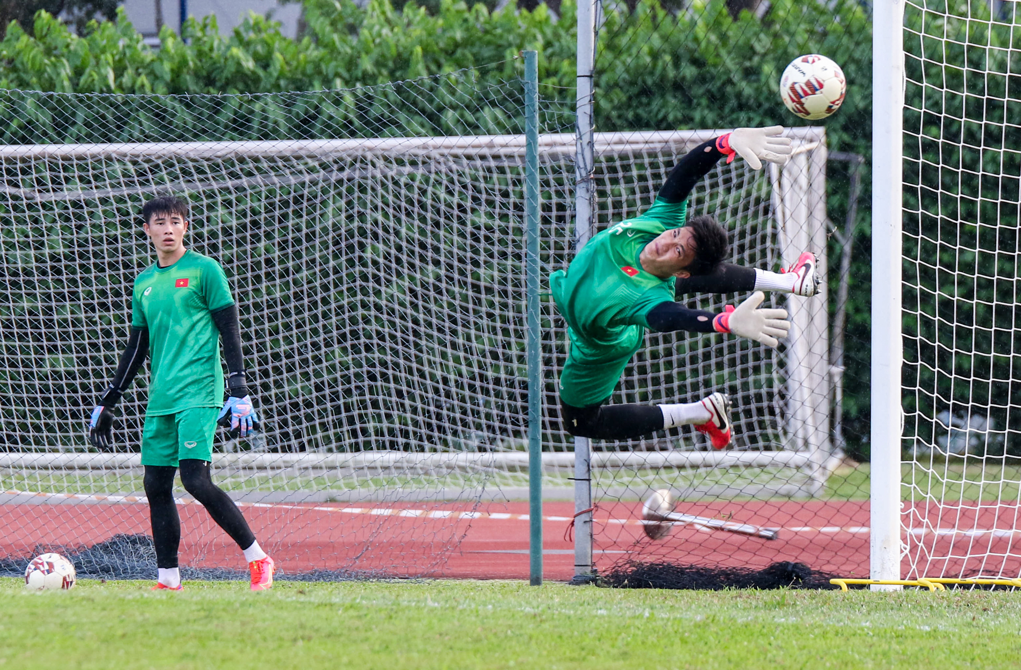 CLIP: Thầy Park l&agrave;m g&igrave; để gi&agrave;nh chiến thắng trước Campuchia ở AFF Cup 2020? - Ảnh 9.