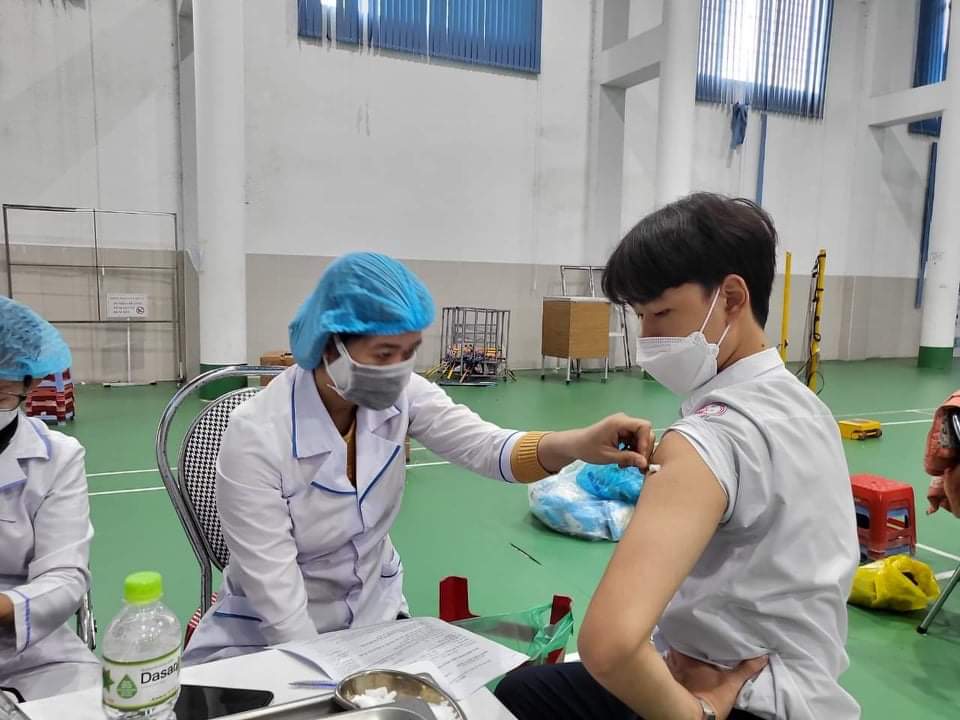 Nam học sinh Quảng Nam tiêm liên tiếp 2 mũi vắc-xin Pfizer