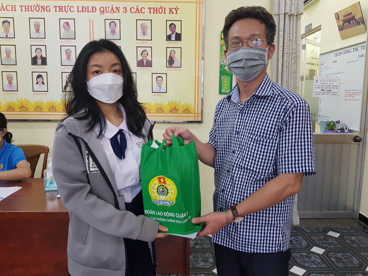 Khen thưởng con CNVC-LĐ vượt khó, học giỏi