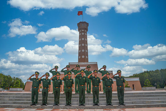 Cuộc thi ảnh Thi&ecirc;ng li&ecirc;ng cờ Tổ quốc: L&aacute; cờ mang hồn nước - Ảnh 1.
