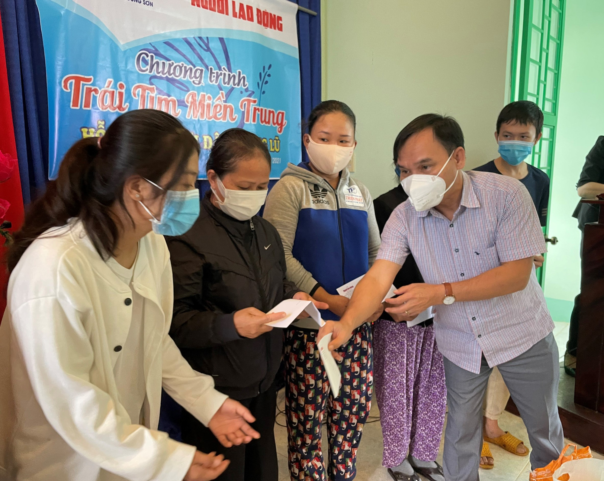 Chương tr&igrave;nh Tr&aacute;i tim miền Trung: Ấm l&ograve;ng người sau cơn lũ - Ảnh 3.