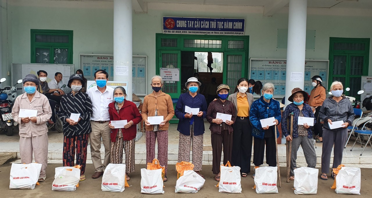 Chương tr&igrave;nh Tr&aacute;i tim miền Trung: Ấm l&ograve;ng người sau cơn lũ - Ảnh 4.