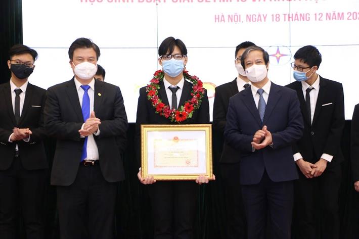 Chủ tịch nước tặng thưởng học sinh đoạt giải Olympic và khoa học kỹ thuật quốc tế năm 2021 - Ảnh 3.