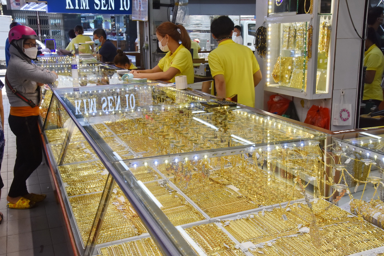 Giá vàng hôm nay 18-12: Tăng sốc rồi lao dốc