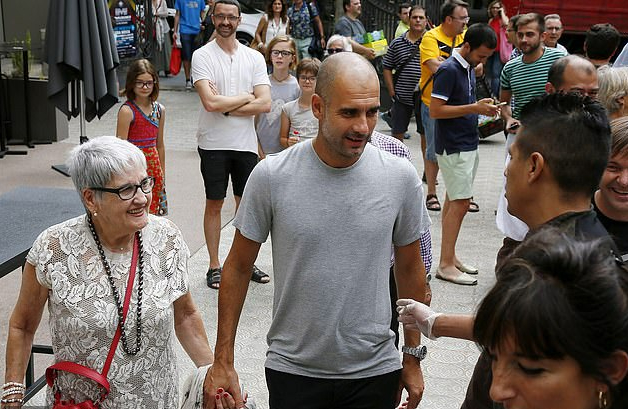 Pep Guardiola nghi nhiễm Covid-19, Ngoại hạng Anh n&iacute;n thở với Man City - Ảnh 3.
