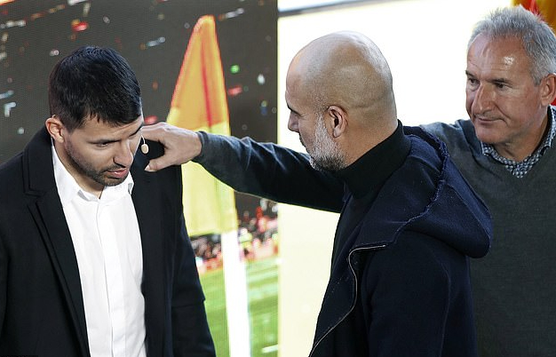 Pep Guardiola nghi nhiễm Covid-19, Ngoại hạng Anh n&iacute;n thở với Man City - Ảnh 1.
