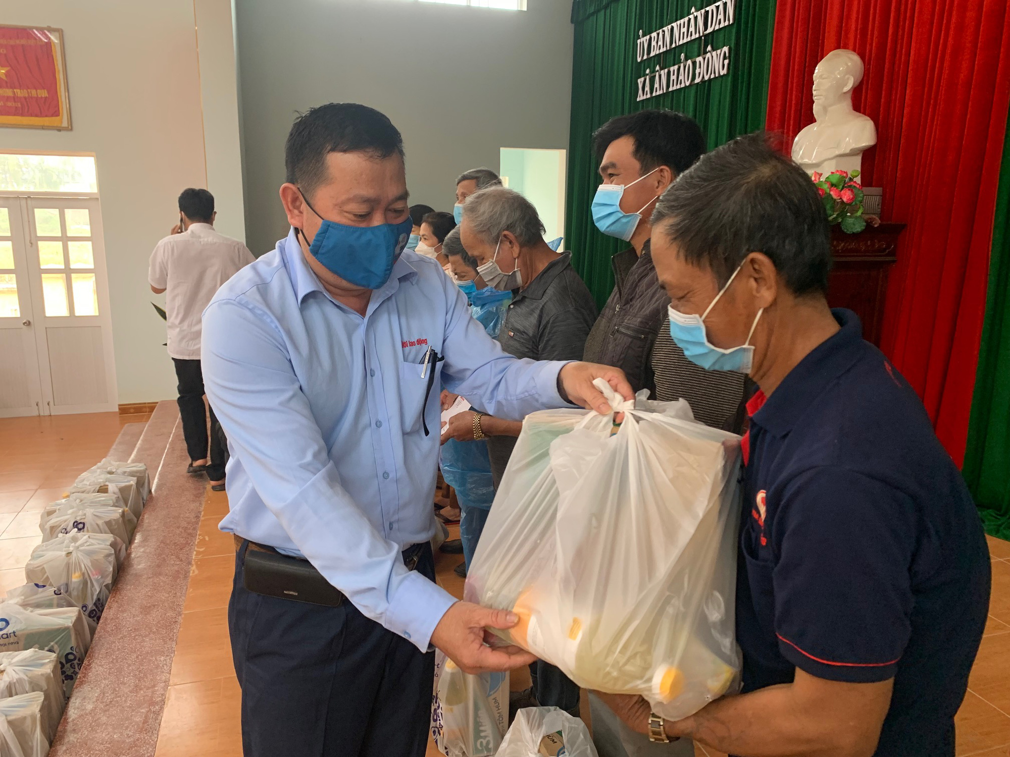Thêm 100 suất quà "Trái tim miền Trung" cho người dân vùng lũ Bình Định