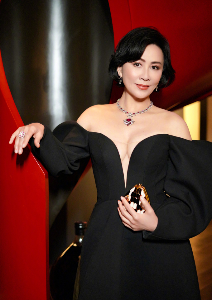 Lưu Gia Linh s&aacute;nh đ&ocirc;i Lương Triều Vỹ - Ảnh 4.