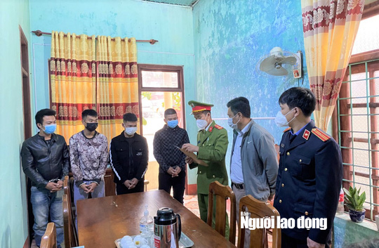 C&aacute;i kết của nh&oacute;m thợ hồ mang dao, ống tu&yacute;p, gậy&hellip; hỗn chiến để lấy số m&aacute; - Ảnh 1.