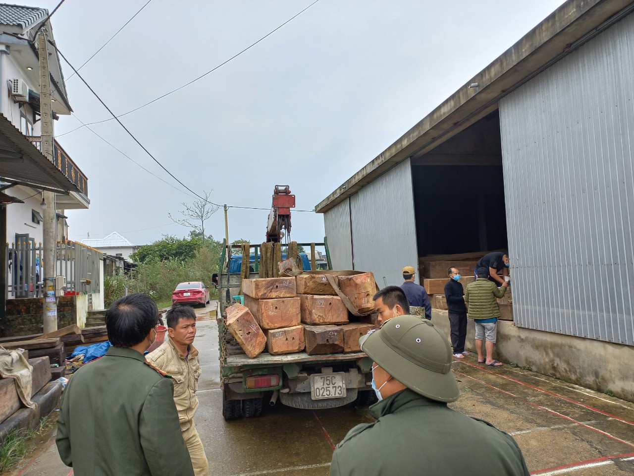 Bất ngờ loại hàng bên trong thùng xe tải trùm kín bạt - Ảnh 2.