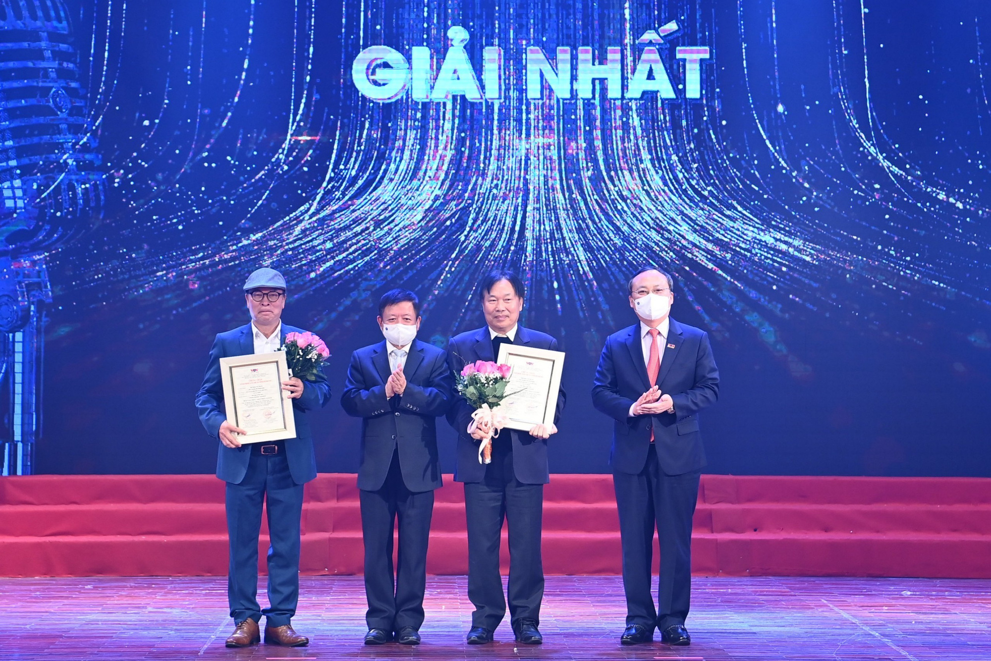 Nhạc sĩ người M&ocirc;ng Cổ đoạt giải đặc biệt cuộc thi H&aacute;t l&ecirc;n Việt Nam - Ảnh 2.