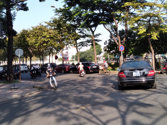 Phớt lờ biển cấm, hàng dài ô tô đỗ xe vẫn không hề hấn gì