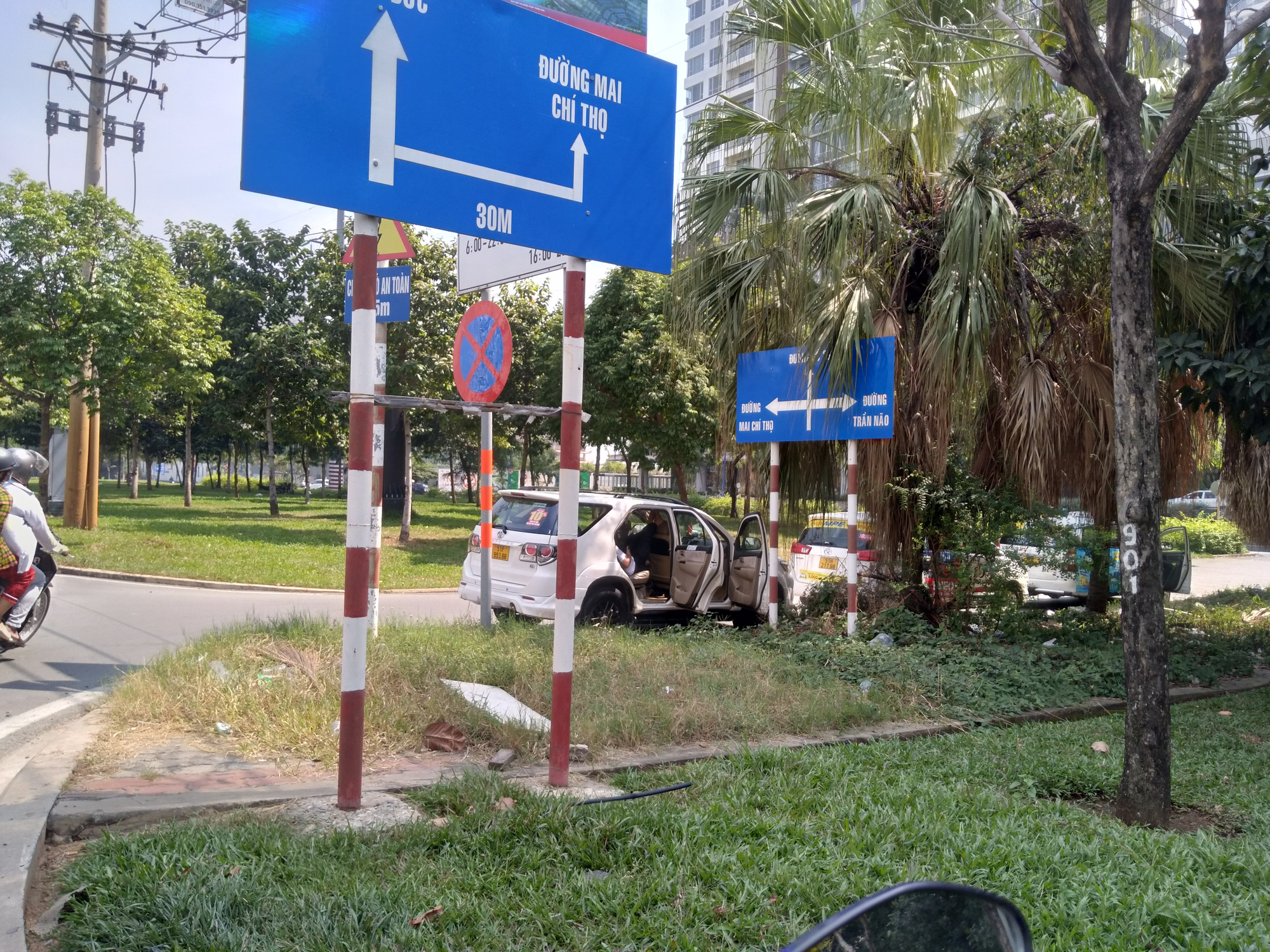 Phớt lờ biển cấm, h&agrave;ng d&agrave;i &ocirc; t&ocirc; đỗ xe vẫn kh&ocirc;ng hề hấn g&igrave; - Ảnh 1.