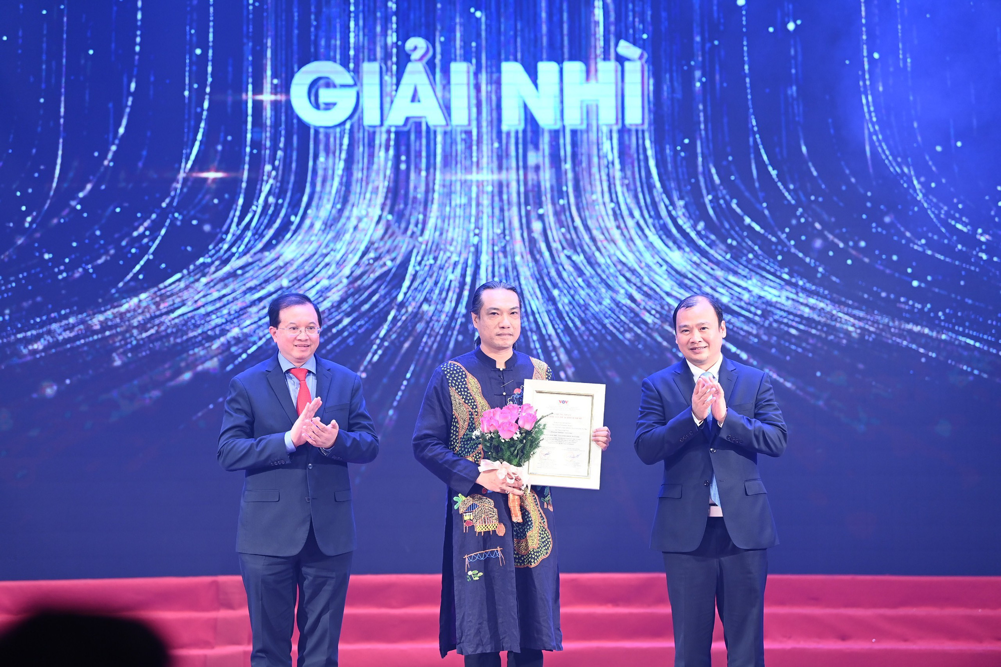 Nhạc sĩ người M&ocirc;ng Cổ đoạt giải đặc biệt cuộc thi H&aacute;t l&ecirc;n Việt Nam - Ảnh 3.