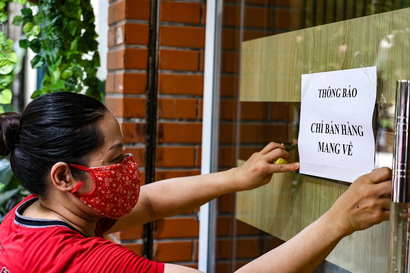 Nhiều địa bàn ở Hà Nội thành vùng "cam", dừng bán hàng tại chỗ