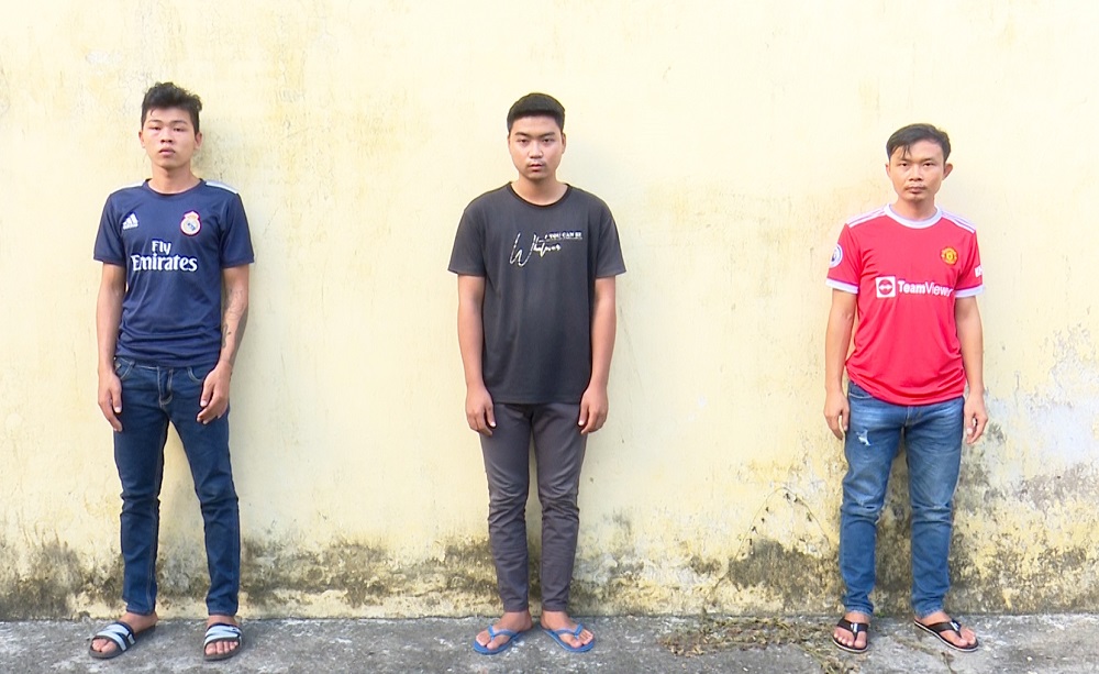 Trưởng c&ocirc;ng an x&atilde; bị &ldquo;Hậu g&agrave;&rdquo; h&agrave;nh hung khi ph&aacute; s&ograve;ng bạc - Ảnh 1.