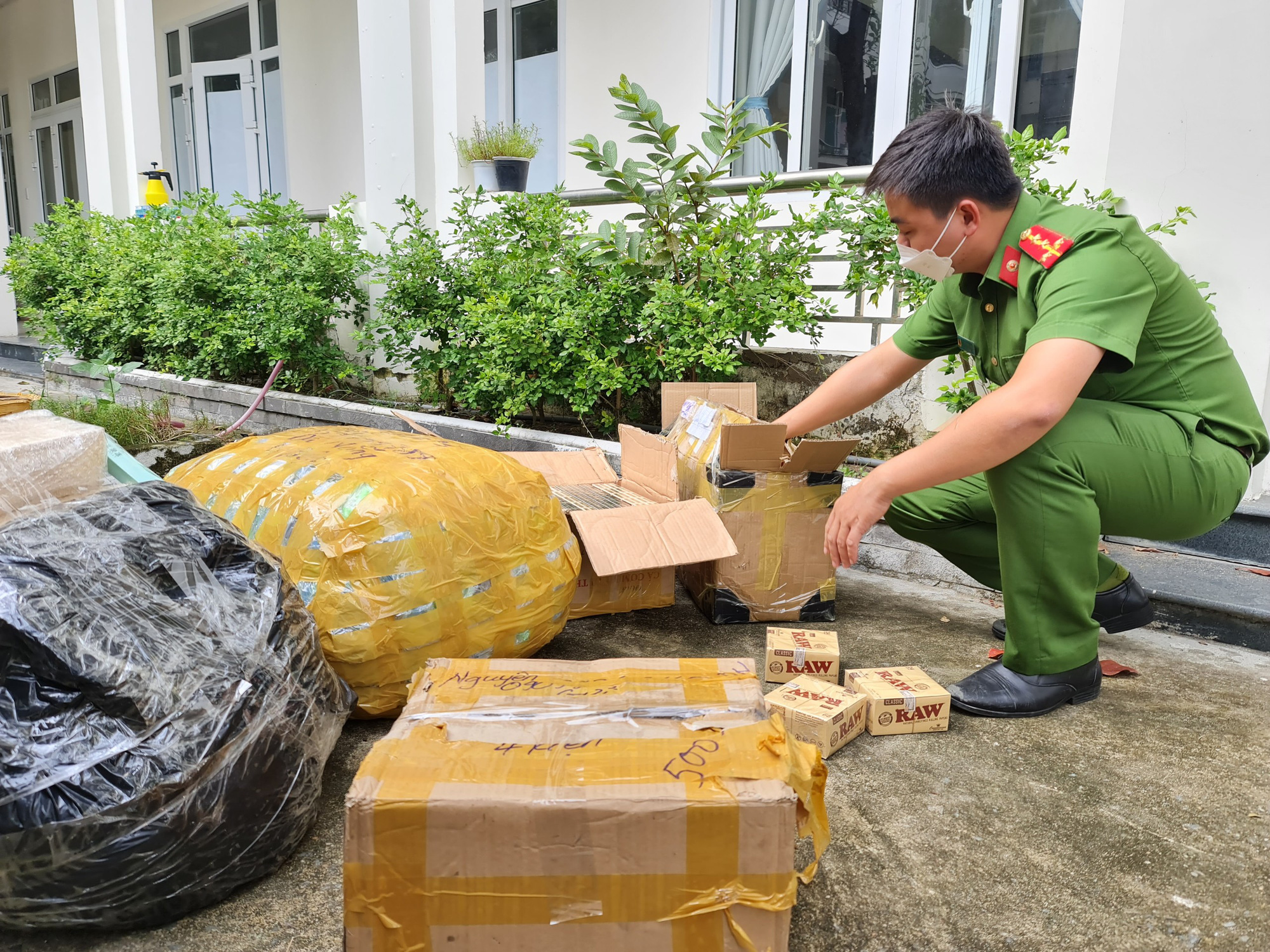 Bí mật trong kho hàng của người đàn ông chuyên nhận đồ chuyển phát