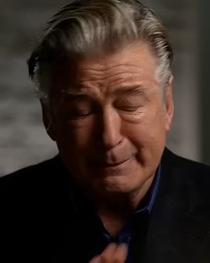 Alec Baldwin kh&oacute;c phủ nhận b&oacute;p c&ograve; bắn chết người tr&ecirc;n trường quay - Ảnh 2.