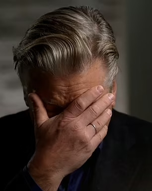 Alec Baldwin kh&oacute;c phủ nhận b&oacute;p c&ograve; bắn chết người tr&ecirc;n trường quay - Ảnh 3.
