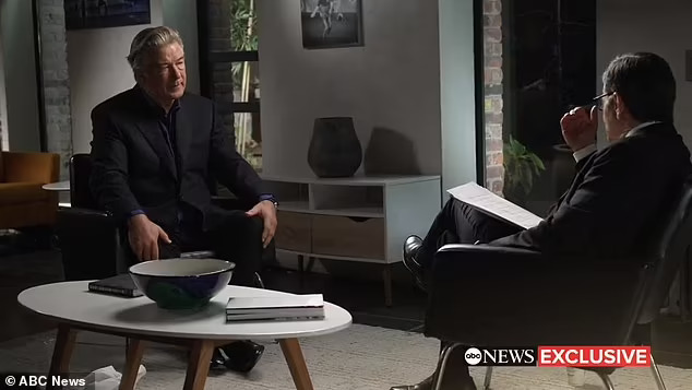 Alec Baldwin kh&oacute;c phủ nhận b&oacute;p c&ograve; bắn chết người tr&ecirc;n trường quay - Ảnh 4.