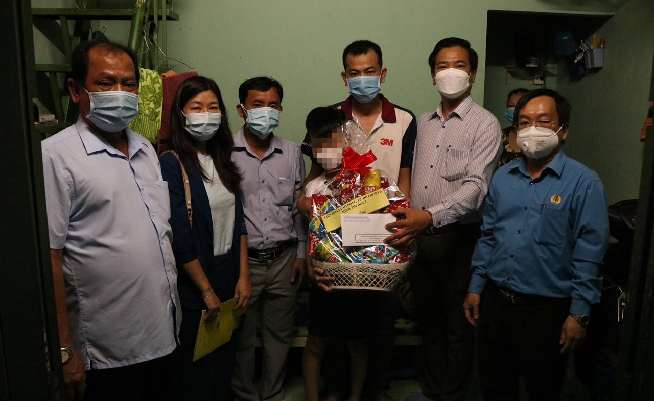 Tiếp sức gia đình công nhân khó khăn
