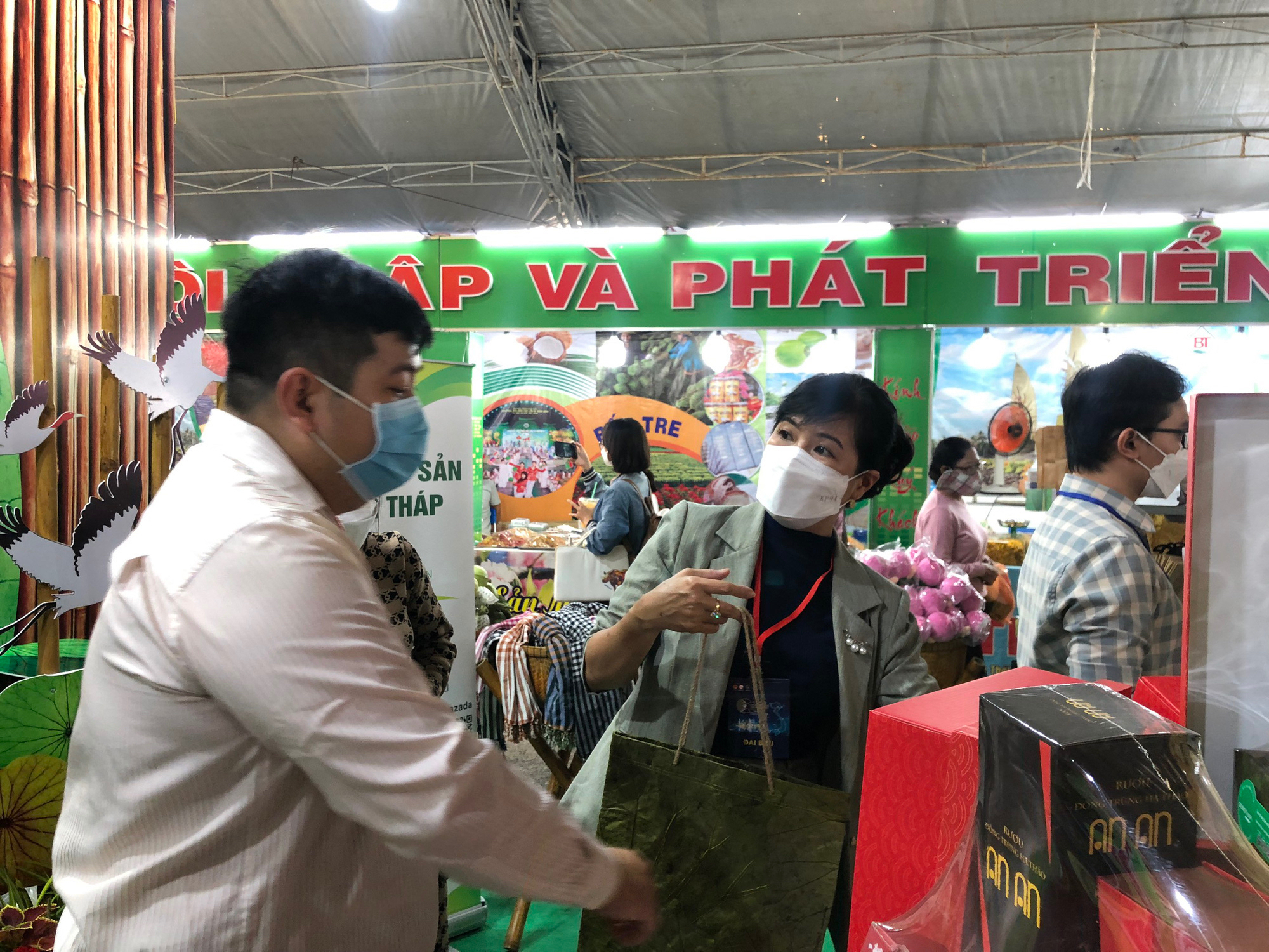 Hàng chục tỉnh, thành mang hàng hóa tới TP HCM chào bán Tết