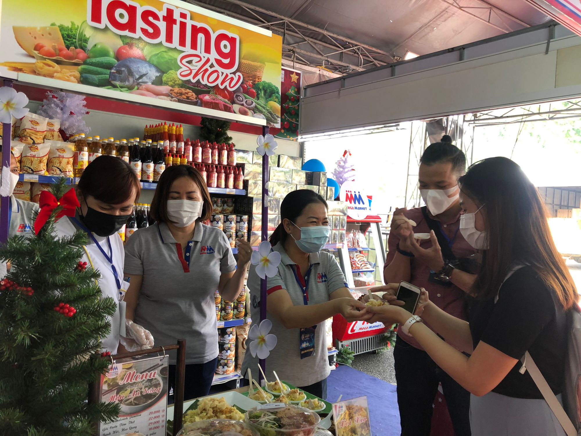 H&agrave;ng chục tỉnh, th&agrave;nh mang h&agrave;ng h&oacute;a tới TP HCM ch&agrave;o b&aacute;n Tết - Ảnh 2.