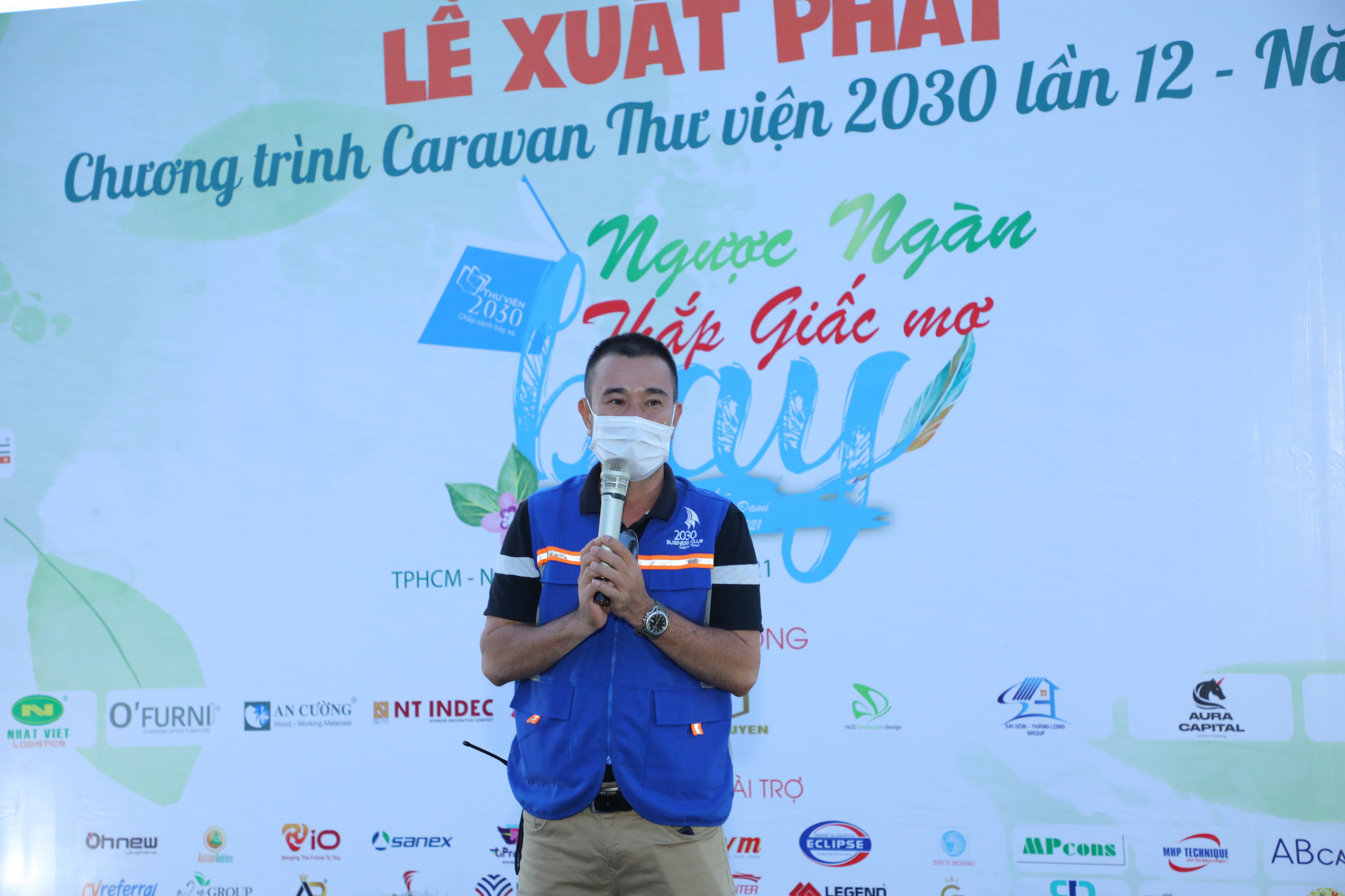 Sau nhiều lần trì hoãn, Caravan thư viện lần thứ 12-2021 đã xuất phát - Ảnh 1.