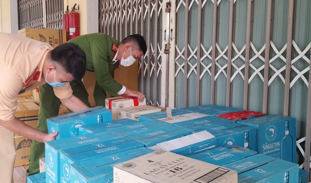 Tài xế trốn vào rừng để lại ôtô chứa đầy hàng ngoại nhập lậu
