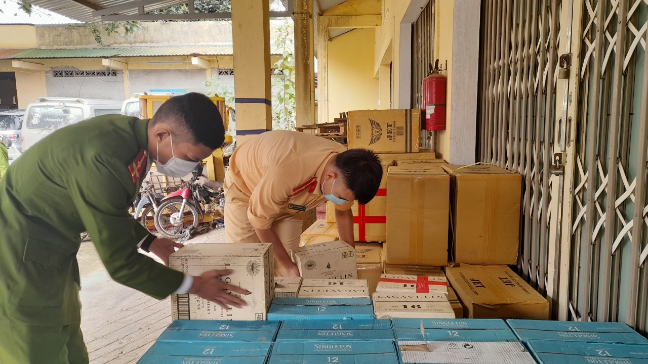 T&agrave;i xế trốn v&agrave;o rừng để lại &ocirc;t&ocirc; chứa đầy h&agrave;ng ngoại nhập lậu - Ảnh 1.