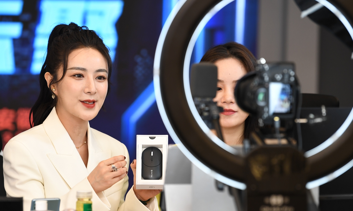 "Nữ hoàng livestream" Trung Quốc lãnh án phạt 210 triệu USD