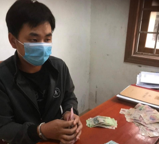 Nam thanh niên trộm thẻ ATM của người cùng cảnh ngộ rồi rút sạch tiền