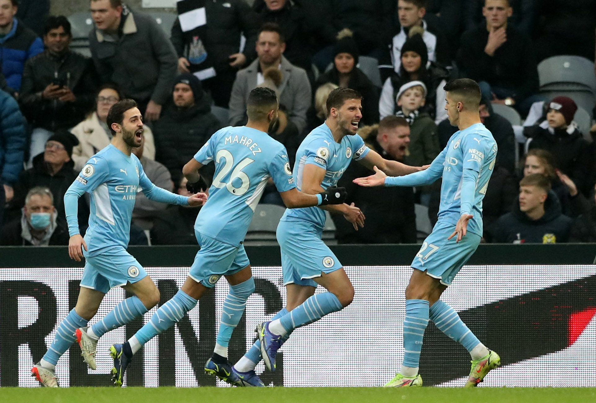 Vùi dập "bản sao", Man City tạo mưa kỷ lục ngày vô địch mùa Đông