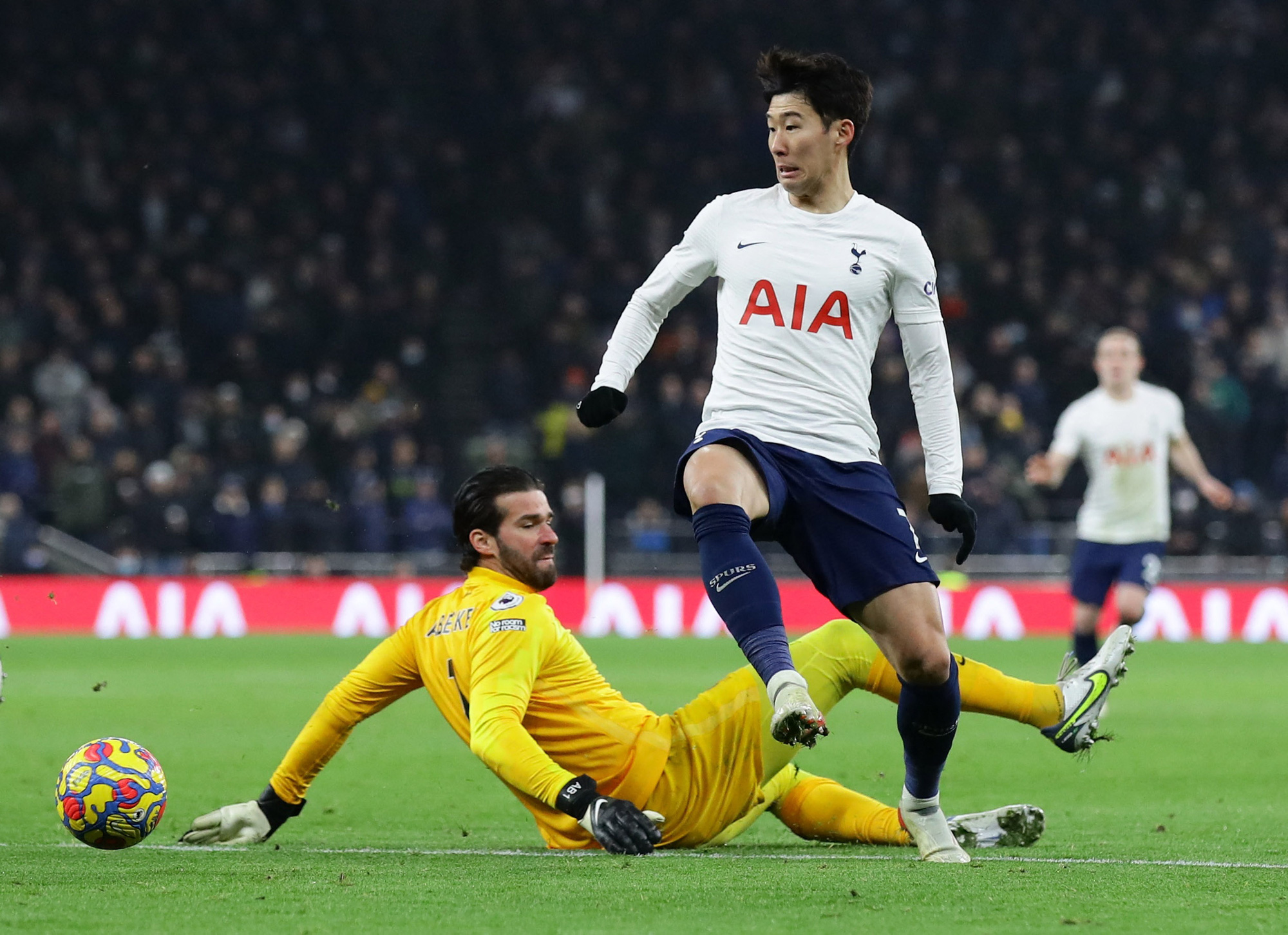 Thẻ phạt ph&aacute; n&aacute;t đại chiến, Liverpool mất điểm trước Tottenham - Ảnh 9.