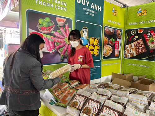 Giúp nhau bán hàng mùa Tết