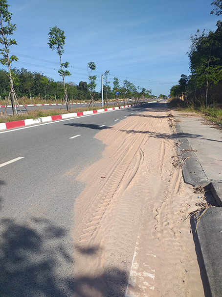 Nguy hiểm r&igrave;nh rập tr&ecirc;n đường - Ảnh 1.