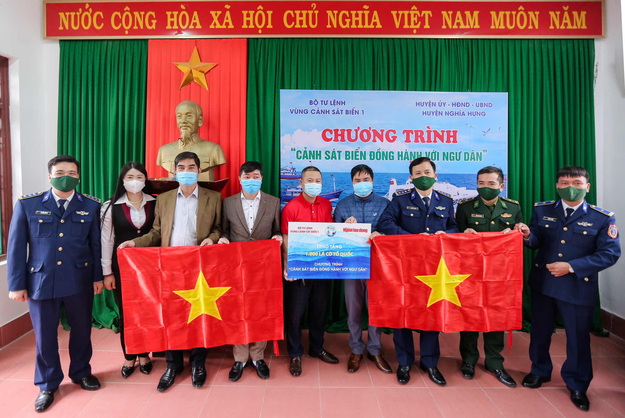 Ngư dân xúc động khi nhận cờ Tổ quốc