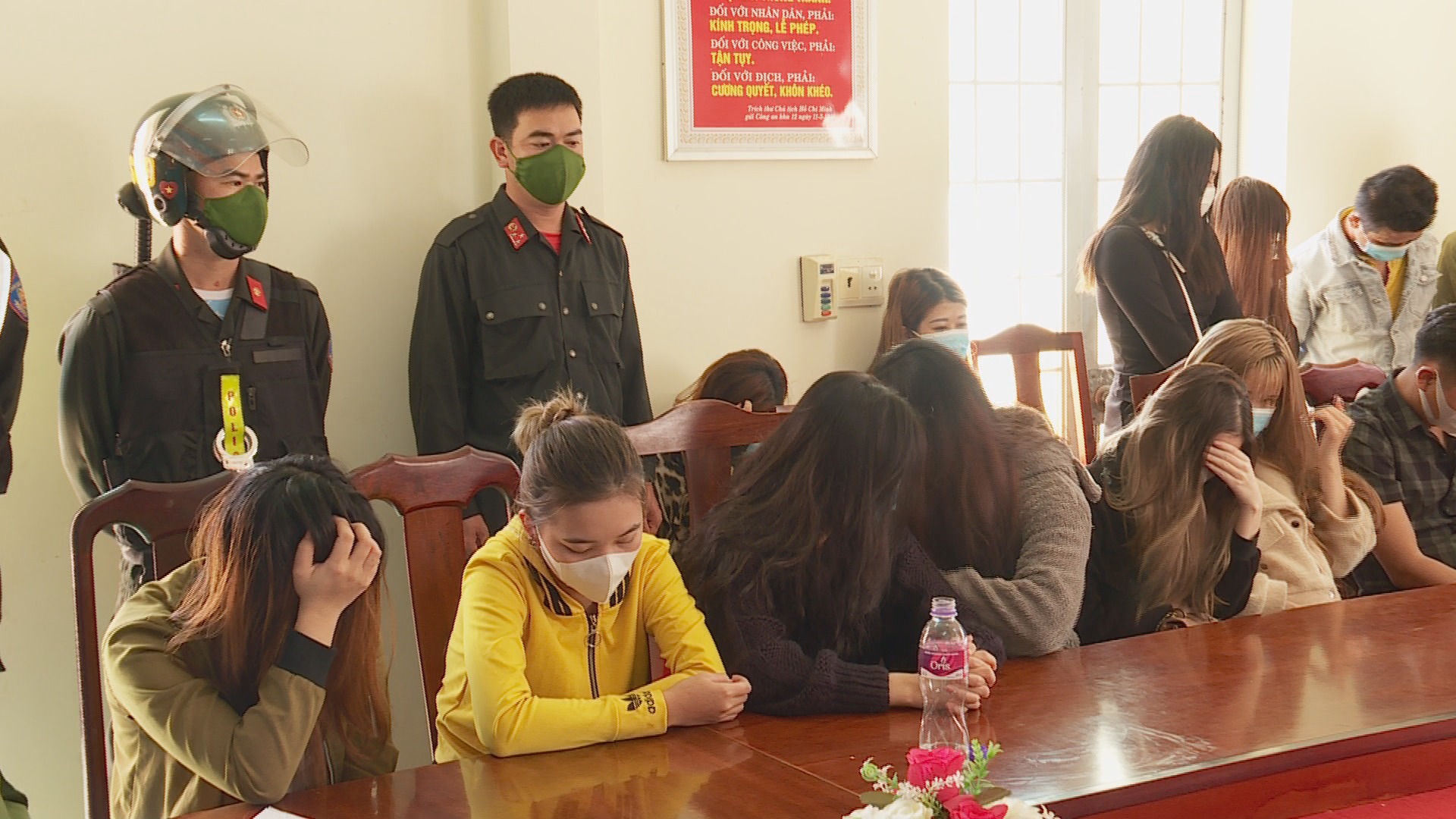 Chủ quán Karaoke nhận 32 khách hát là... người quen khi bị kiểm tra