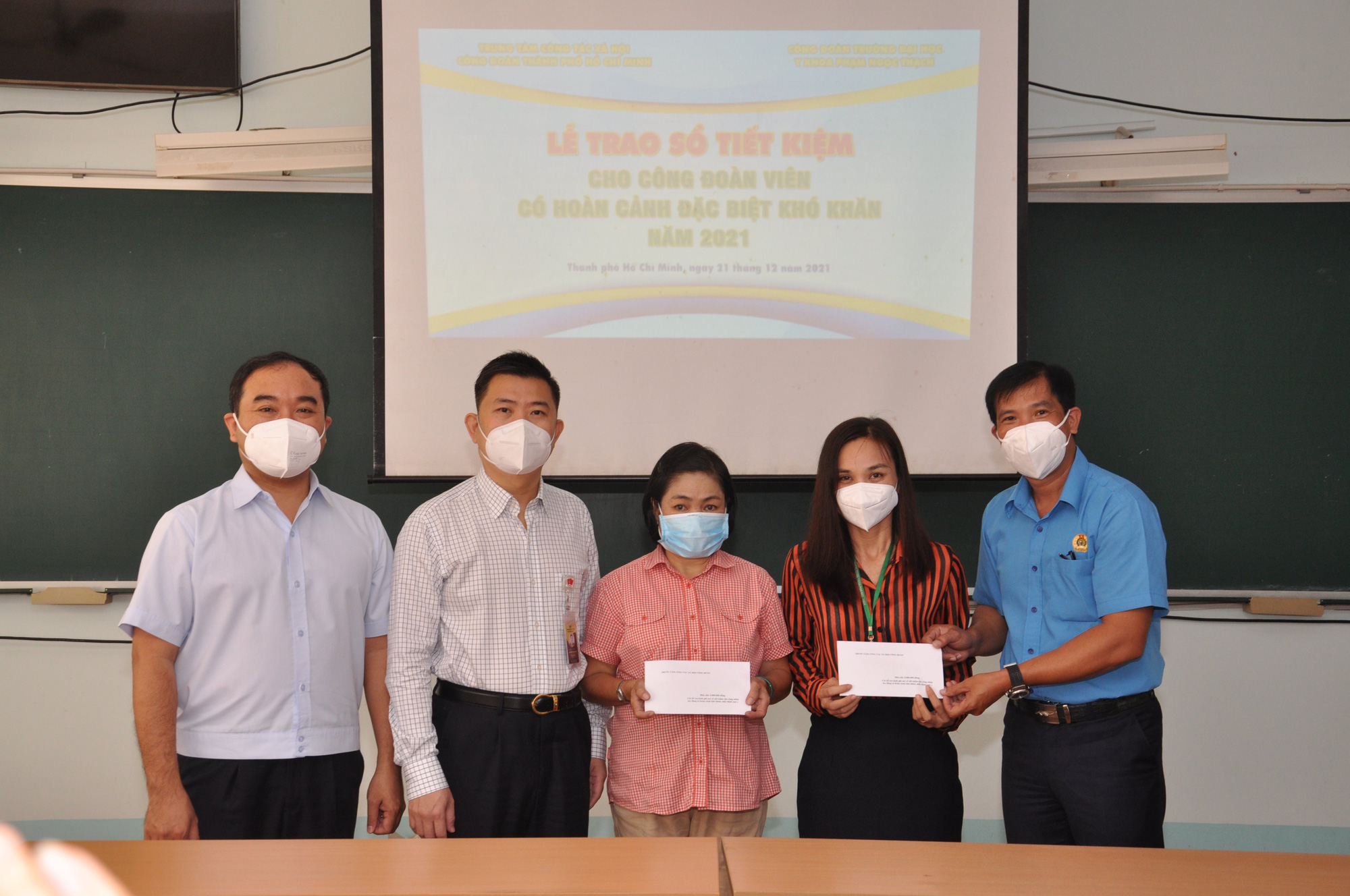 Tặng sổ tiết kiệm cho đo&agrave;n vi&ecirc;n kh&oacute; khăn - Ảnh 1.