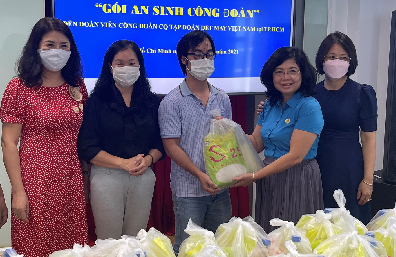 25,5 tỉ đồng hỗ trợ đo&agrave;n vi&ecirc;n kh&oacute; khăn trong dịch Covid-19 - Ảnh 1.