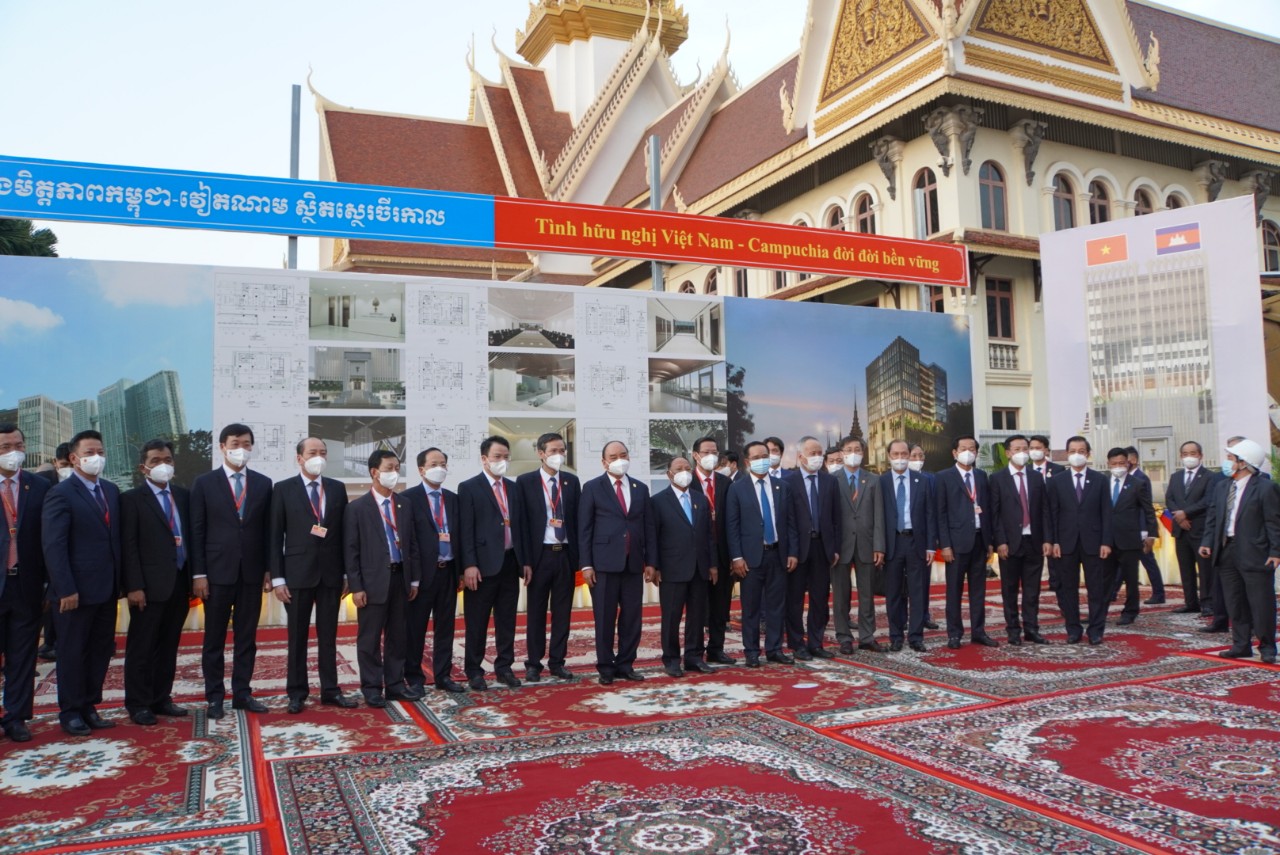 Chủ tịch nước dự lễ khởi c&ocirc;ng to&agrave; nh&agrave; h&agrave;nh ch&iacute;nh Quốc hội Campuchia do Việt Nam viện trợ - Ảnh 2.