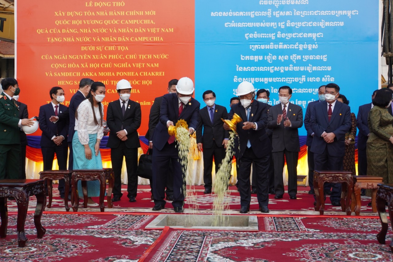 Chủ tịch nước dự lễ khởi c&ocirc;ng to&agrave; nh&agrave; h&agrave;nh ch&iacute;nh Quốc hội Campuchia do Việt Nam viện trợ - Ảnh 4.