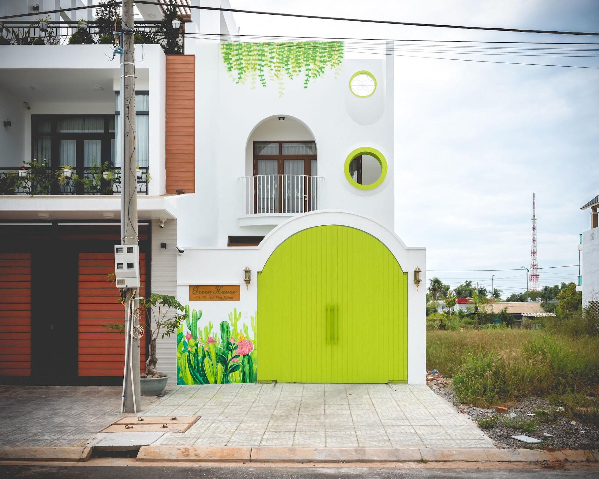Nh&agrave; ống m&agrave;u xanh l&aacute; cho gia đ&igrave;nh 3 người g&acirc;y sốt - Ảnh 2.