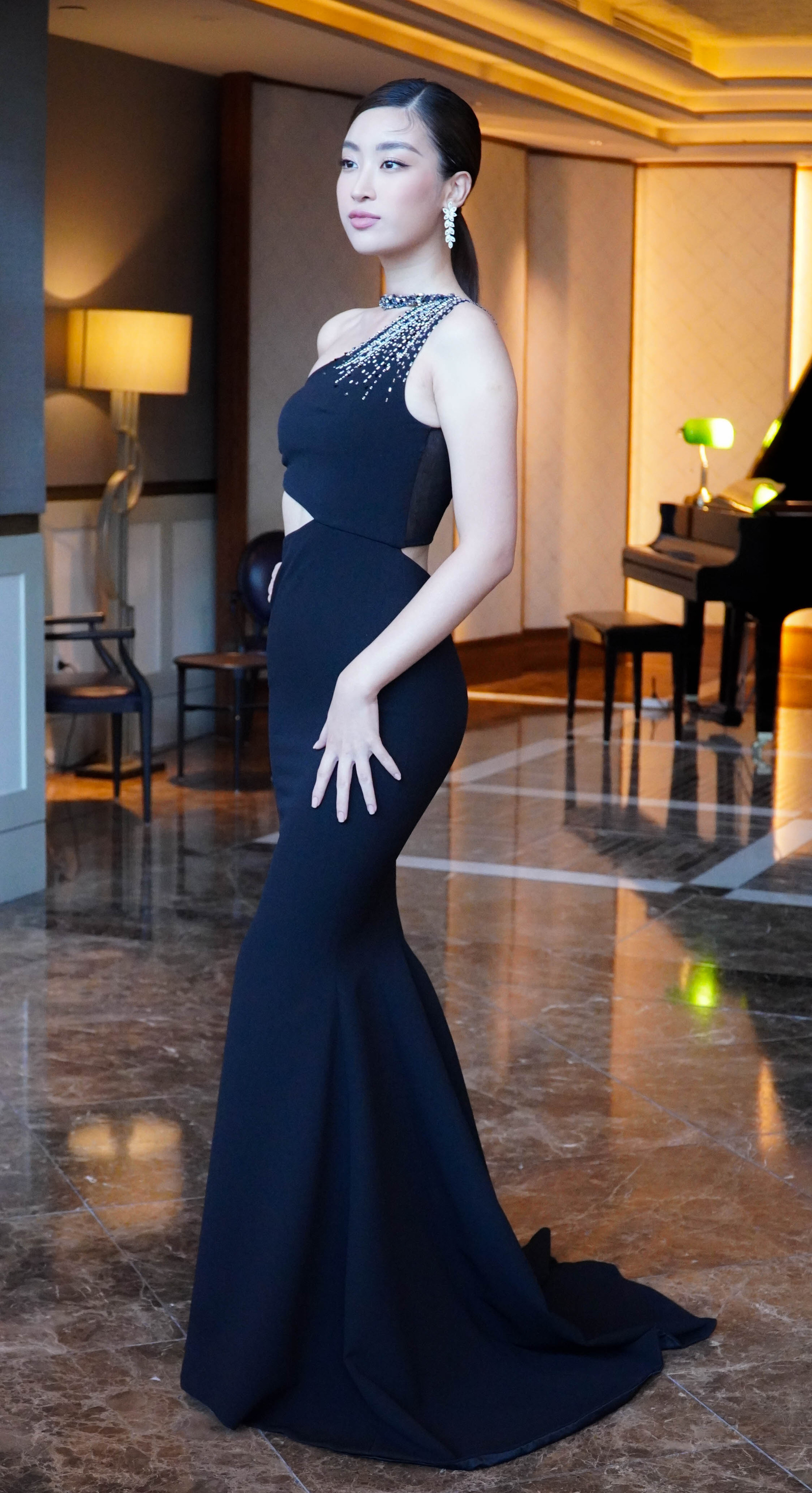 D&agrave;n ch&acirc;n d&agrave;i s&aacute;nh bước tại thảm đỏ Miss World Việt Nam - Ảnh 1.