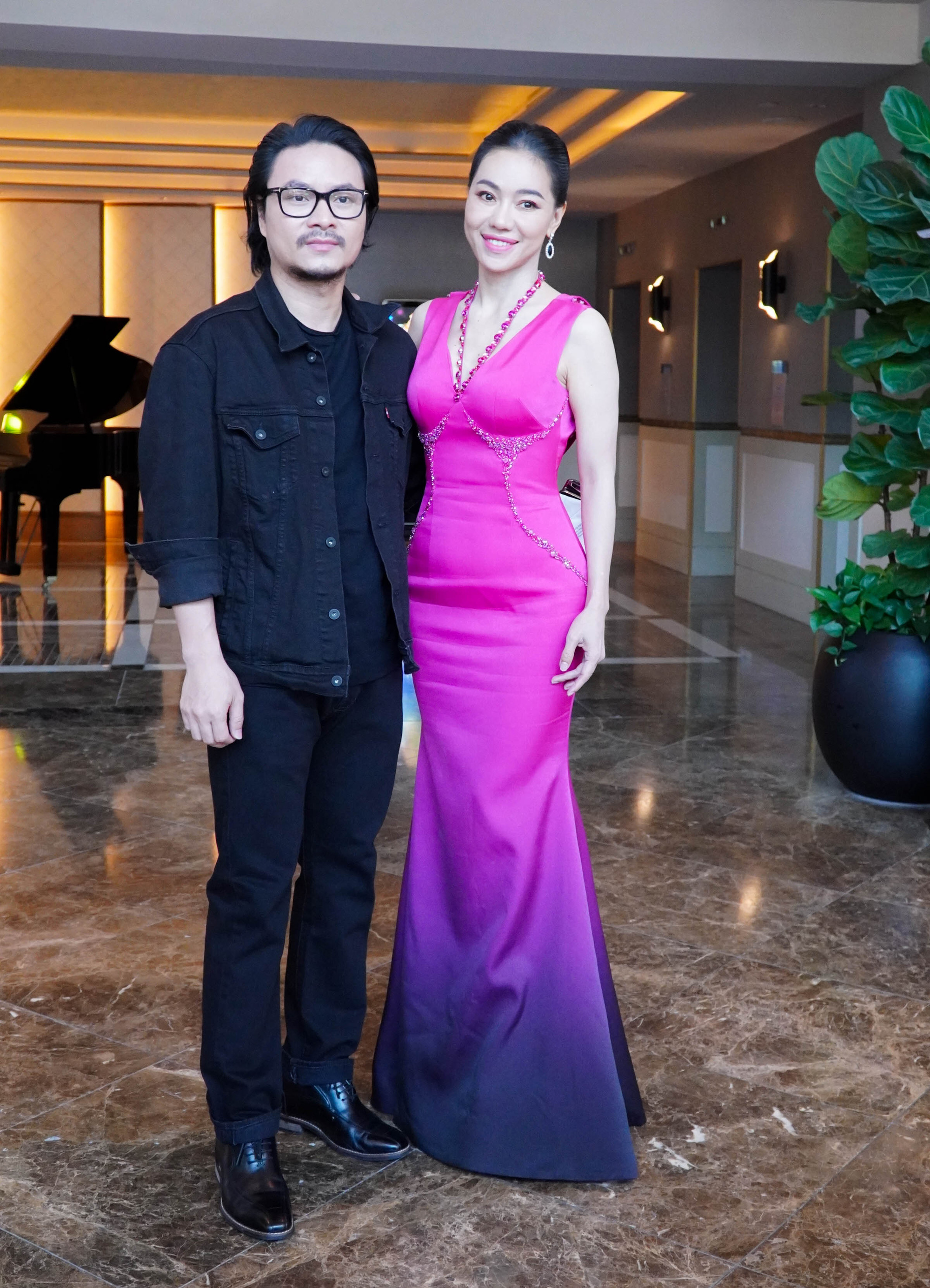 D&agrave;n ch&acirc;n d&agrave;i s&aacute;nh bước tại thảm đỏ Miss World Việt Nam - Ảnh 4.