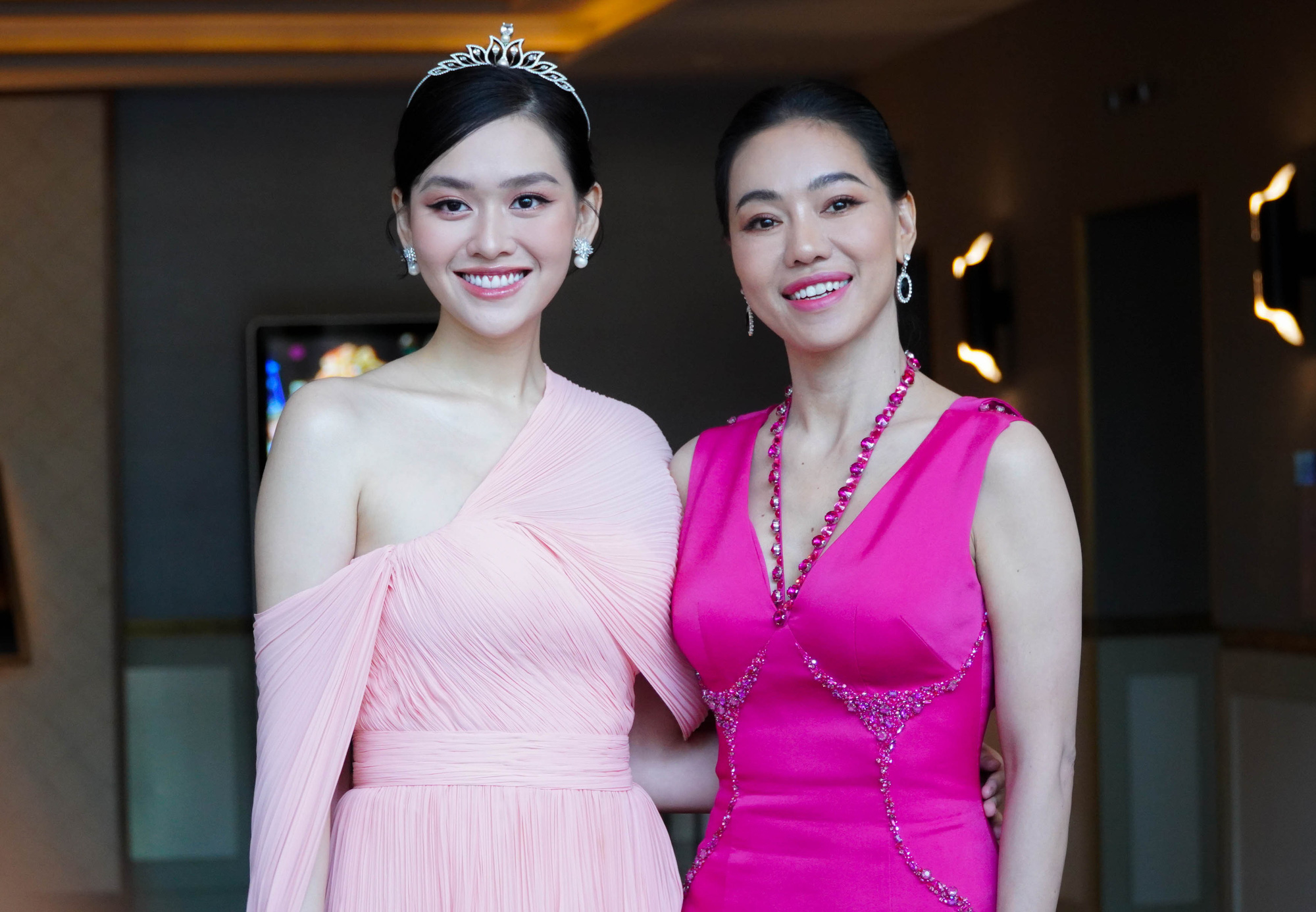 Dàn chân dài sánh bước tại thảm đỏ Miss World Việt Nam